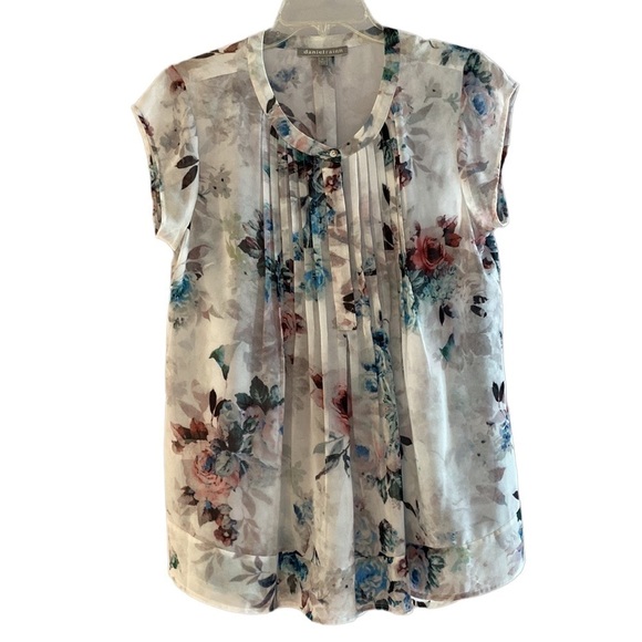Daniel Rainn top. Sleeveless. Beautiful floral print on white. Size Medium
C - Picture 1 of 8